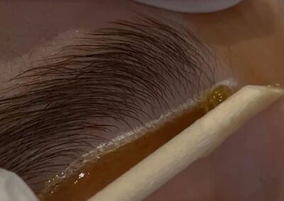 Cejas con cera.